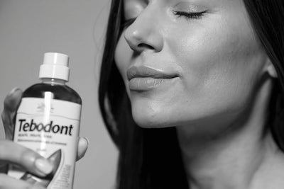 An artistic, black-and-white video featuring a woman holding a bottle in front of a mirror. She smiles softly and moves naturally as the camera captures her reflection, focusing on her expression and graceful gestures.

Disclaimer:
This video was created using AI. The product appearance does not reflect its actual look in real life.